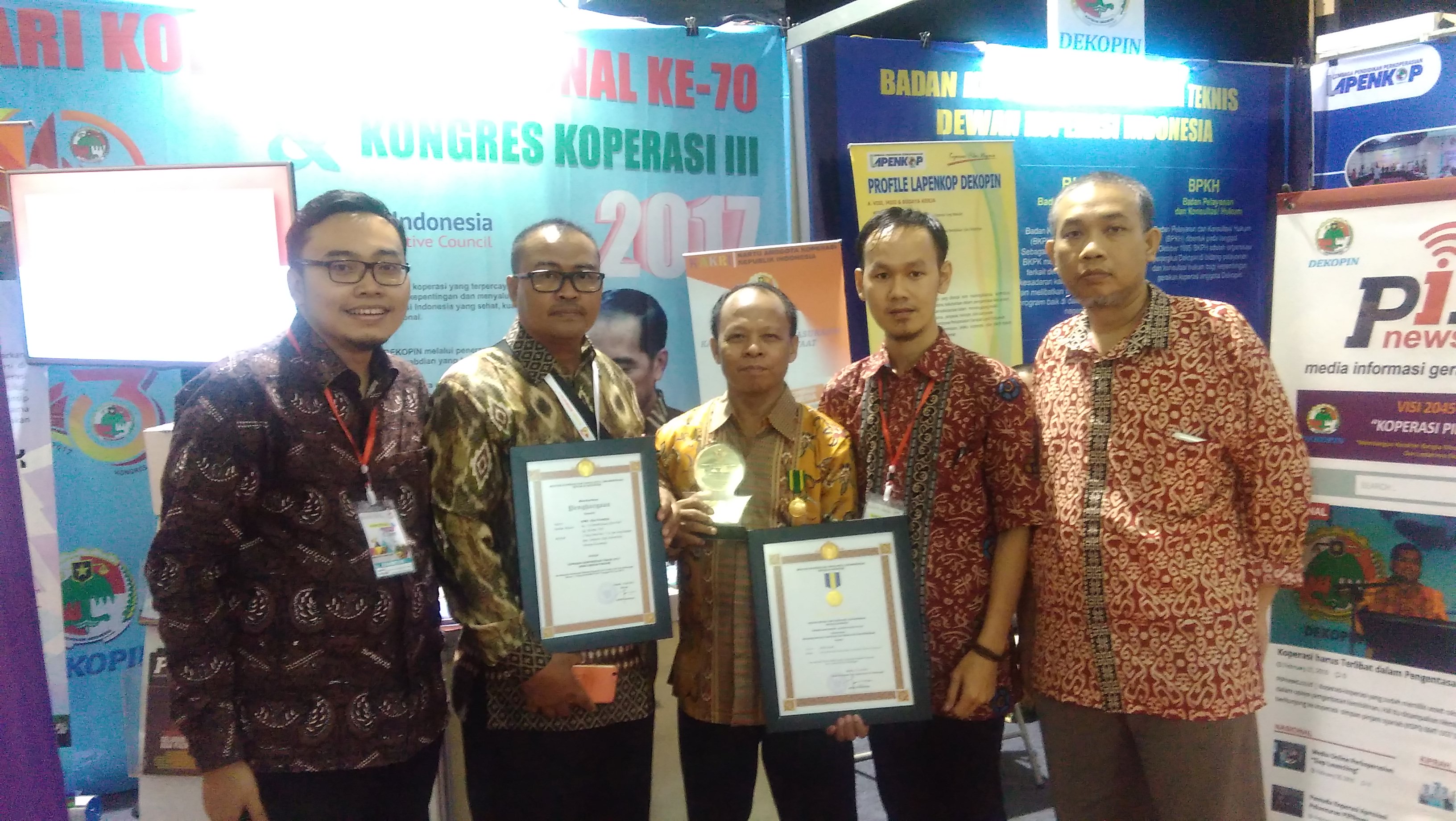 Berfoto dengan Pelatih Lapenkop Nasional dan Penggiat AMKI
