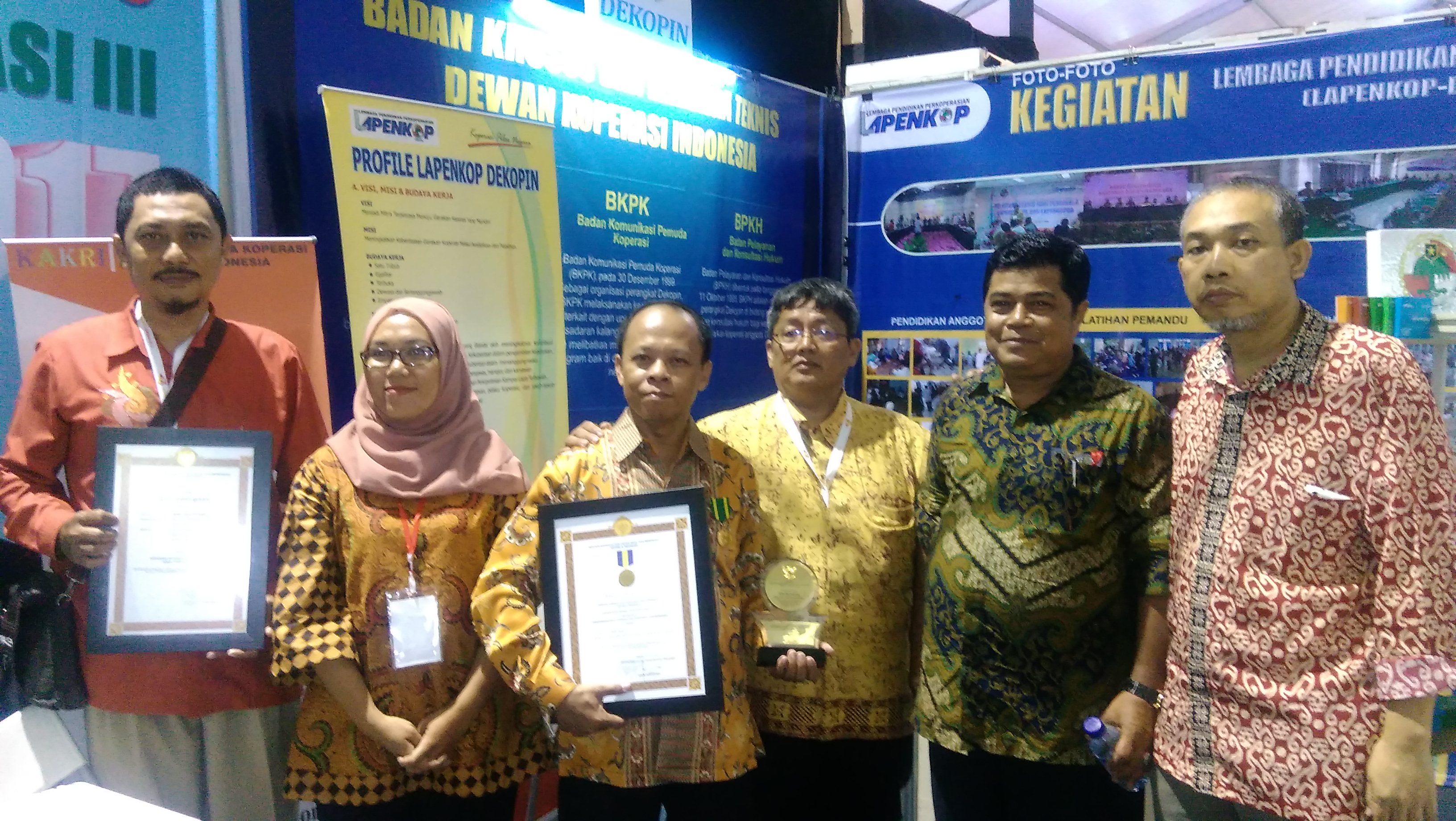 Berfoto dengan Sekretaris Jenderal Dekopin dan Direktur Lapenkop Nasional