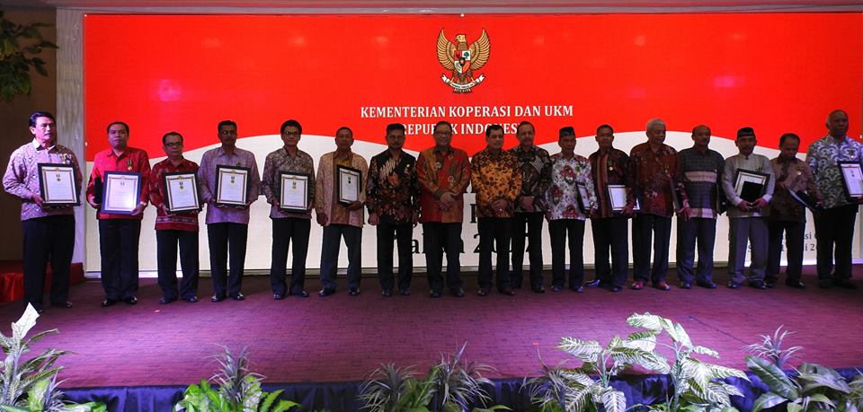 Foto Bersama PenerimanPenghargaan Bhakti Koperasi dan UKM oleh Menteri Koperasi dan UKM Tahun 2017
