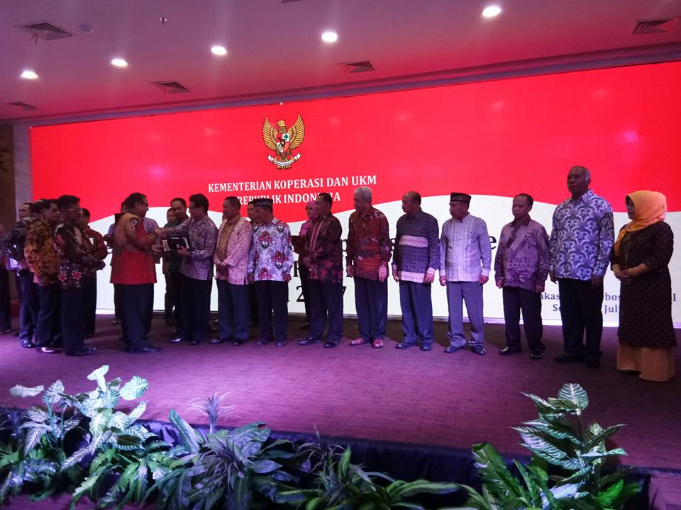 Foto Bersama PenerimanPenghargaan Bhakti Koperasi dan UKM oleh Menteri Koperasi dan UKM Tahun 2017