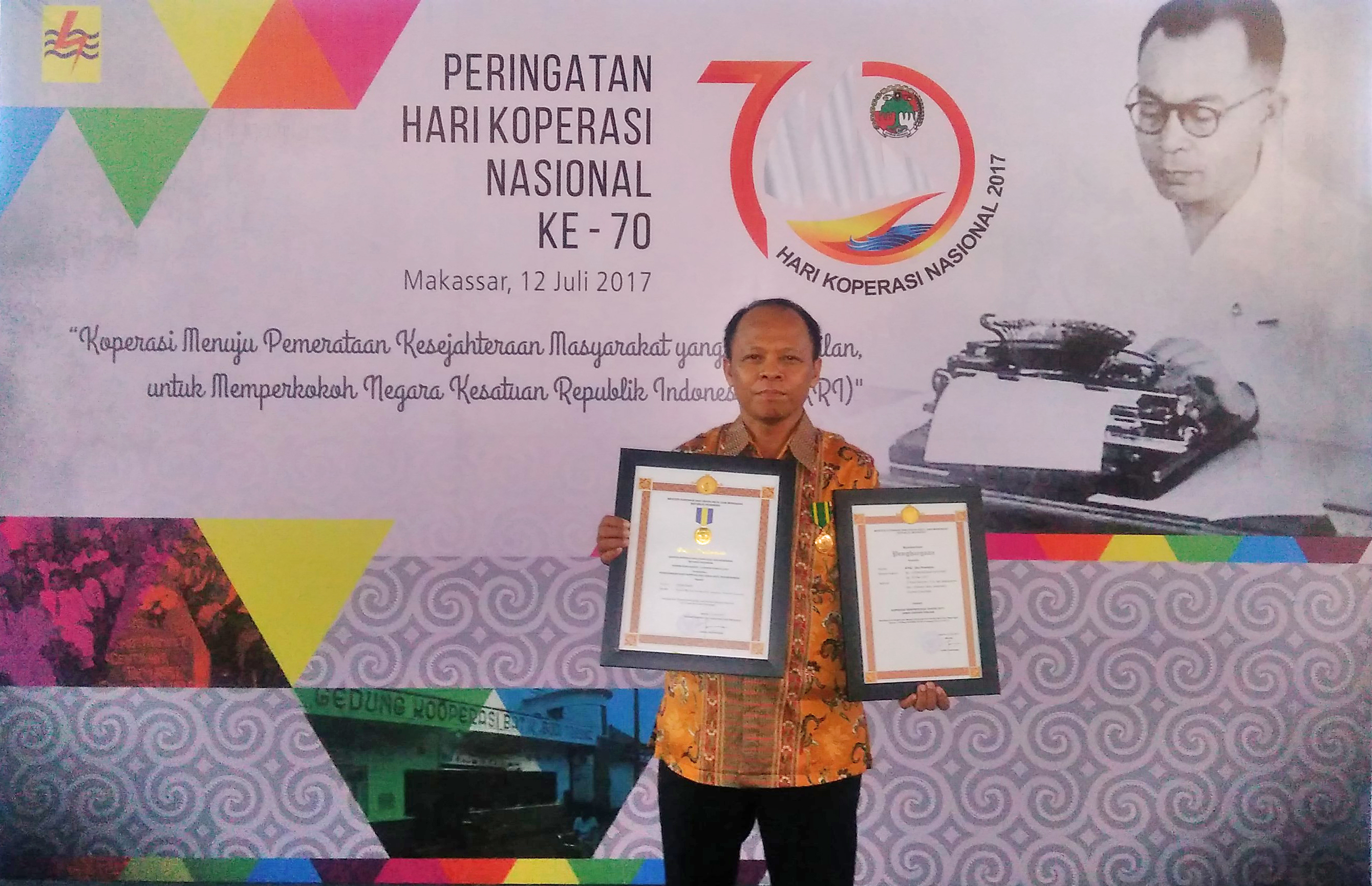 Foto Pribadi Arifin Suaib Penerima Penghargaan Bhakti Koperasi dan UKM dari Menteri Koperasi dan UKM Tahun 2017